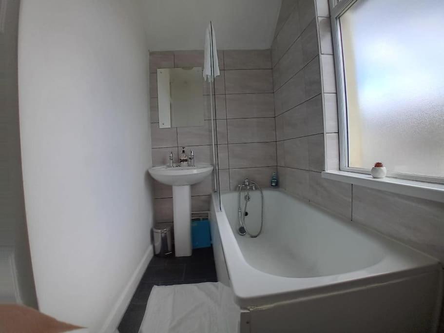 Large Family Home Central Location 3 Double Bedrooms And 1 Single Bedroom Cardiff Exterior foto